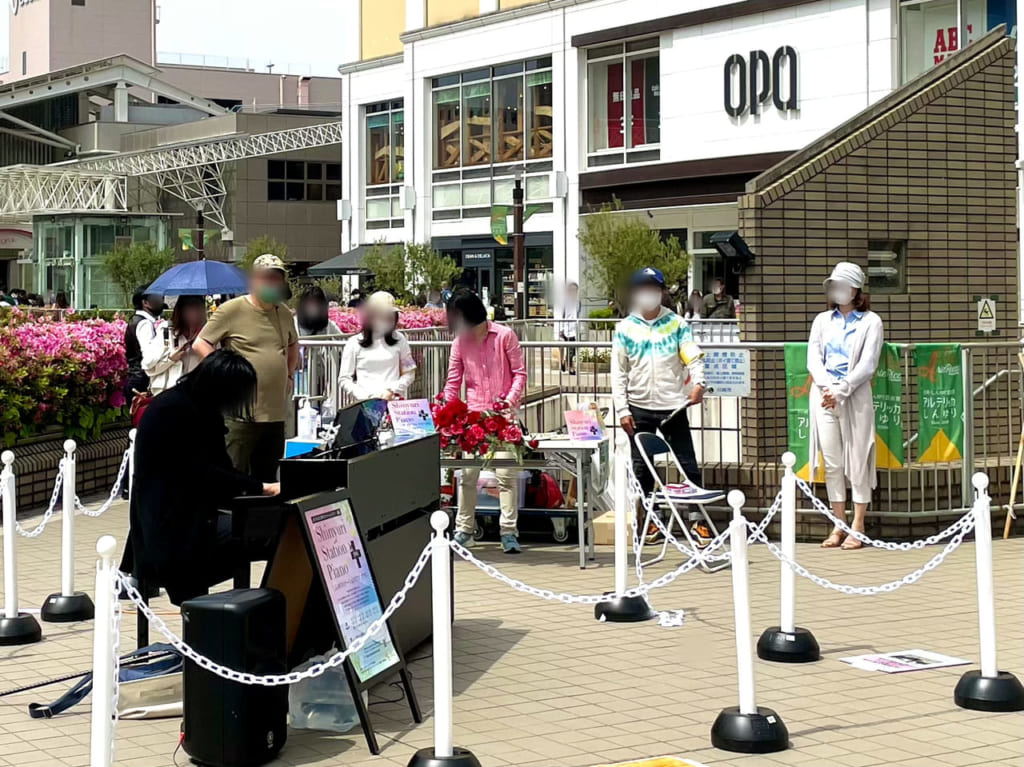 【川崎市麻生区】青空の下に響きわたるピアノの音色《しんゆりステーションピアノプラス》が開催中です | 号外NET 川崎市麻生区